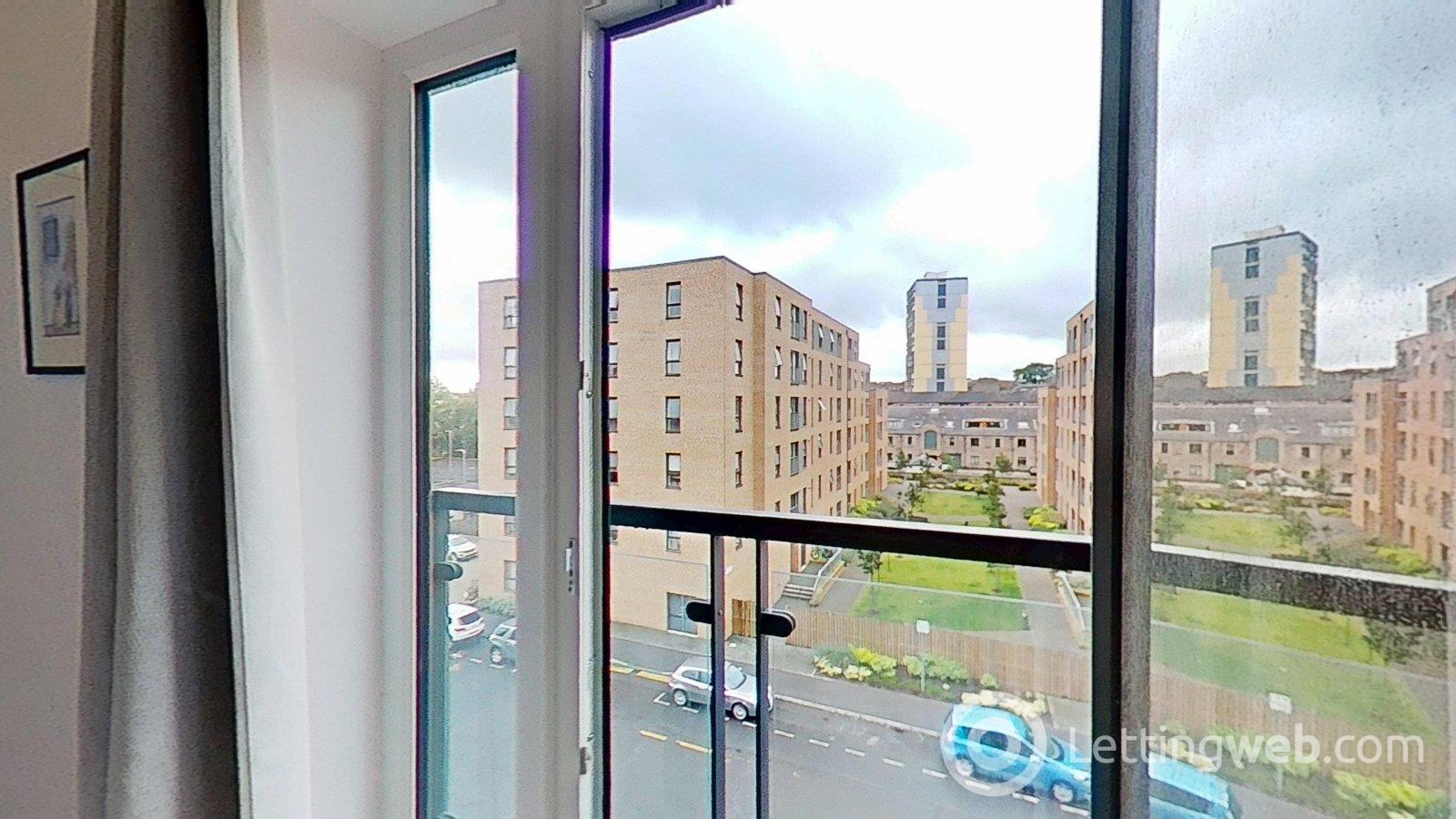 Flat Victoria Quay in Edinburgh
