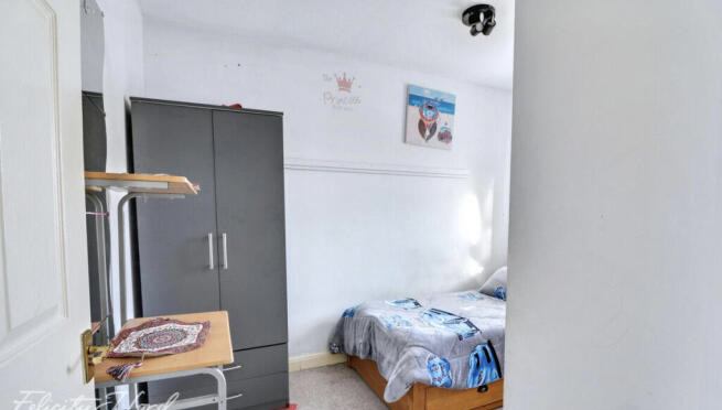 Room Tallis Close in Greater London
