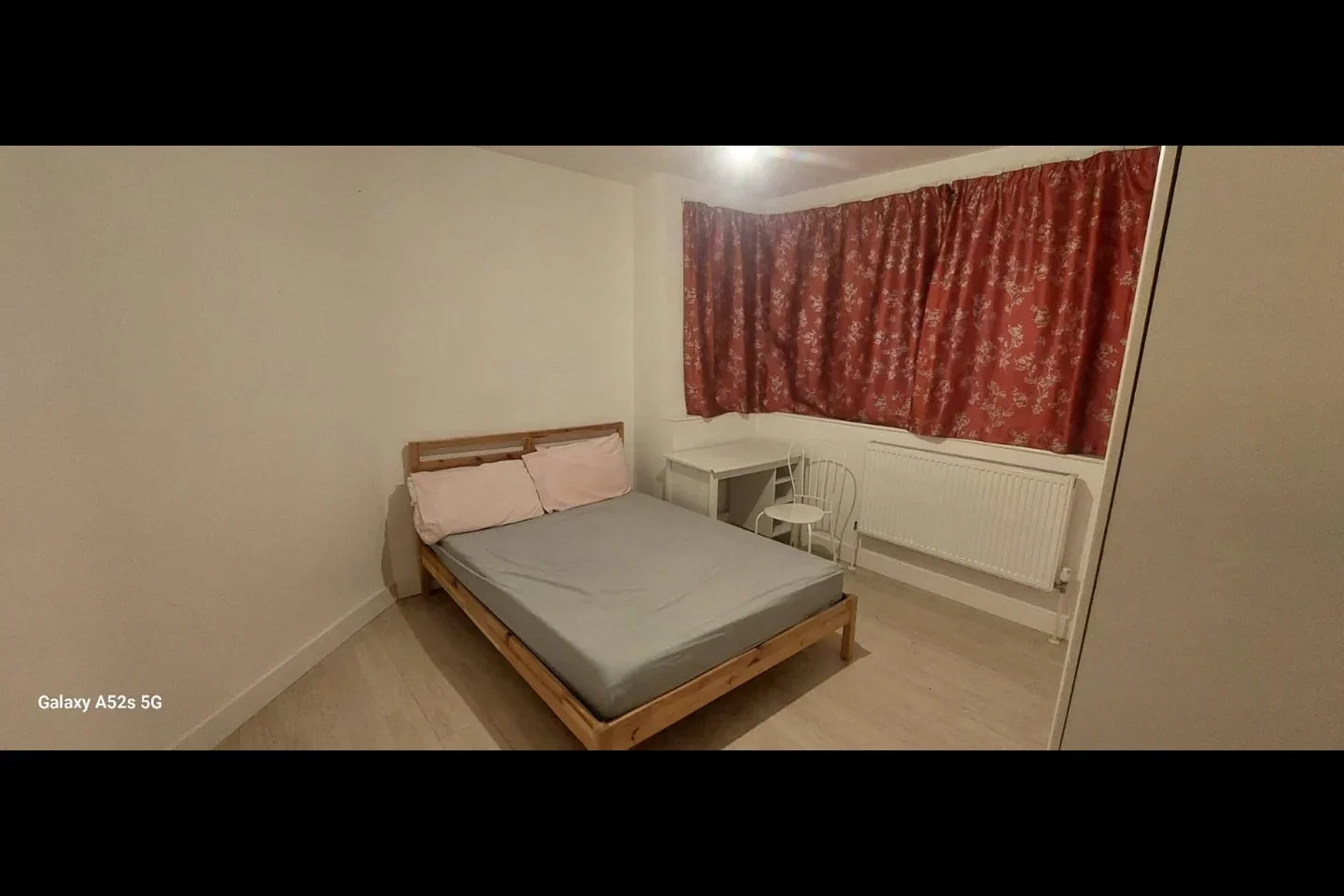 Room Garratt Road in Greater London