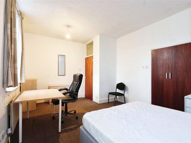 Room Queens Road in Sheffield