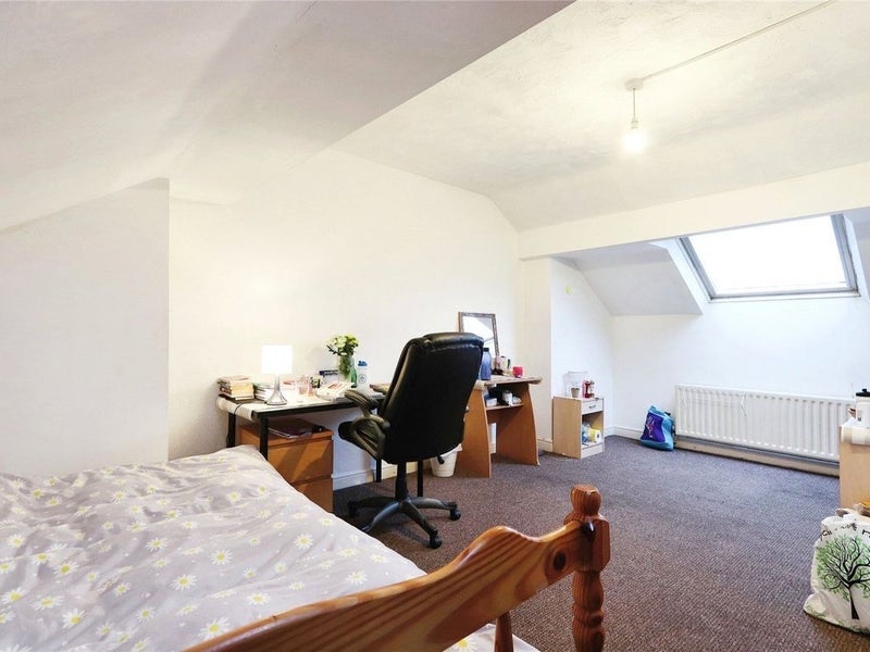 Room Queens Road in Sheffield