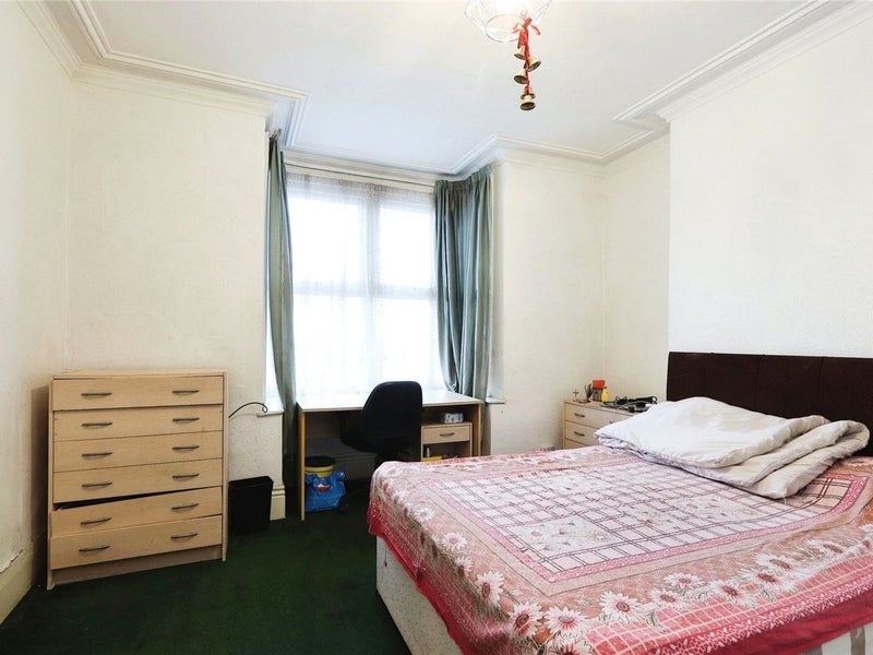 Room Queens Road in Sheffield
