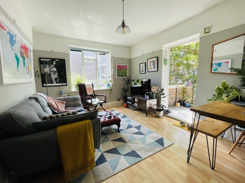 Room Bowen Drive in Greater London
