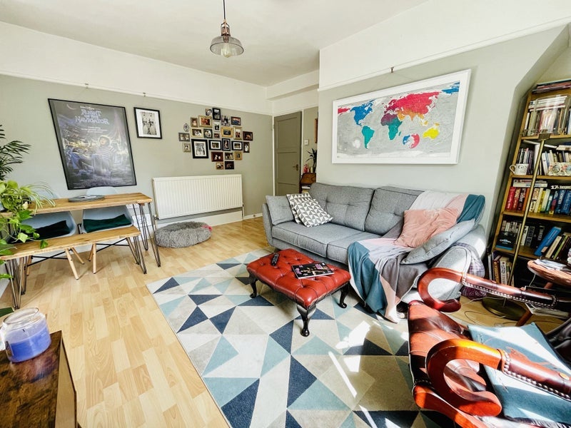 Room Bowen Drive in Greater London