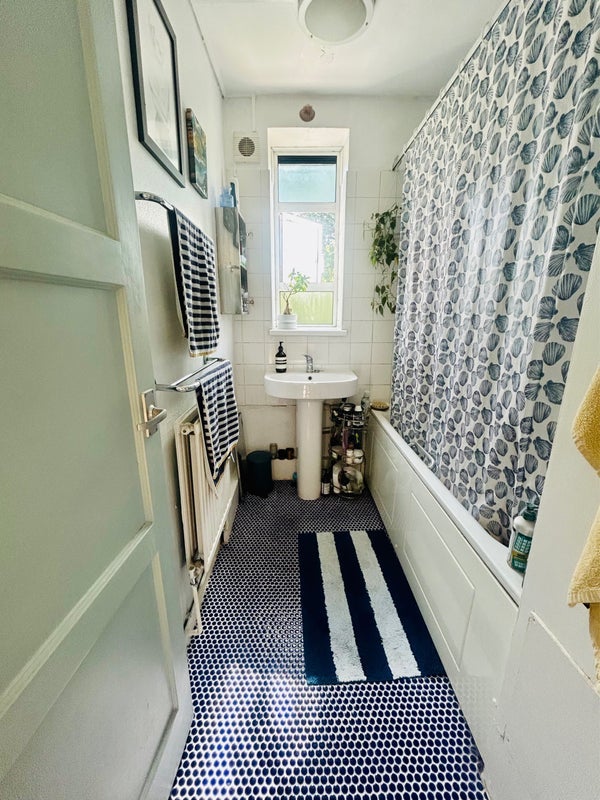 Room Bowen Drive in Greater London
