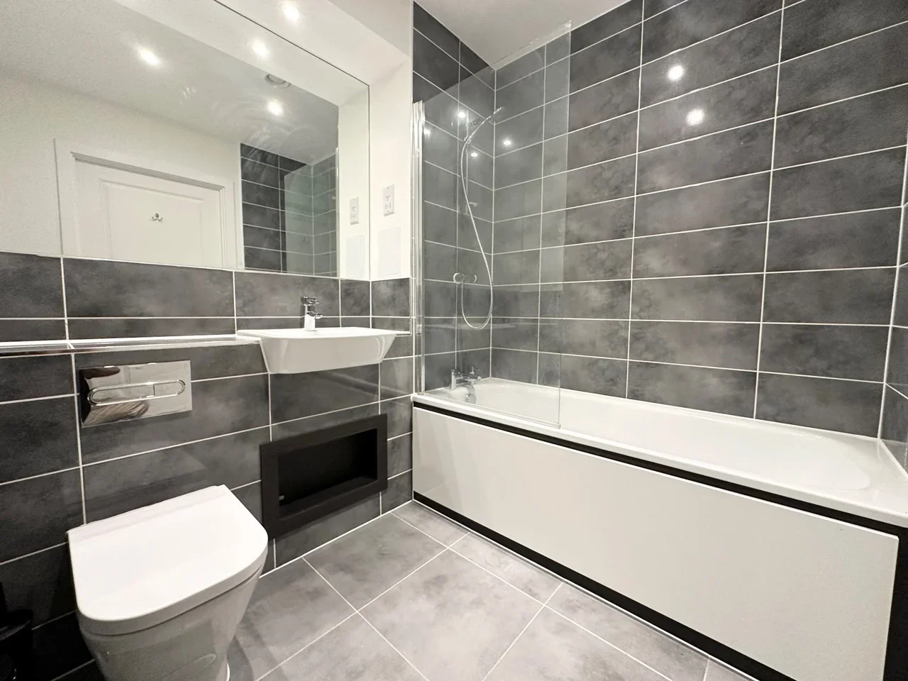 Flat Lomond Grove in Greater London
