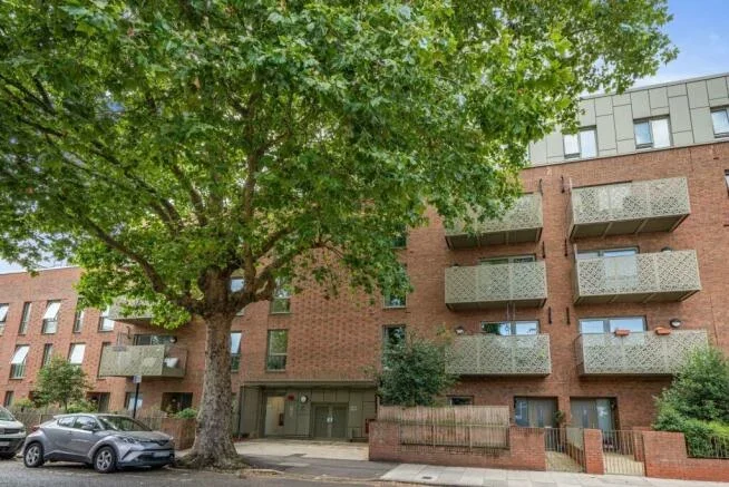 Flat Lomond Grove in Greater London