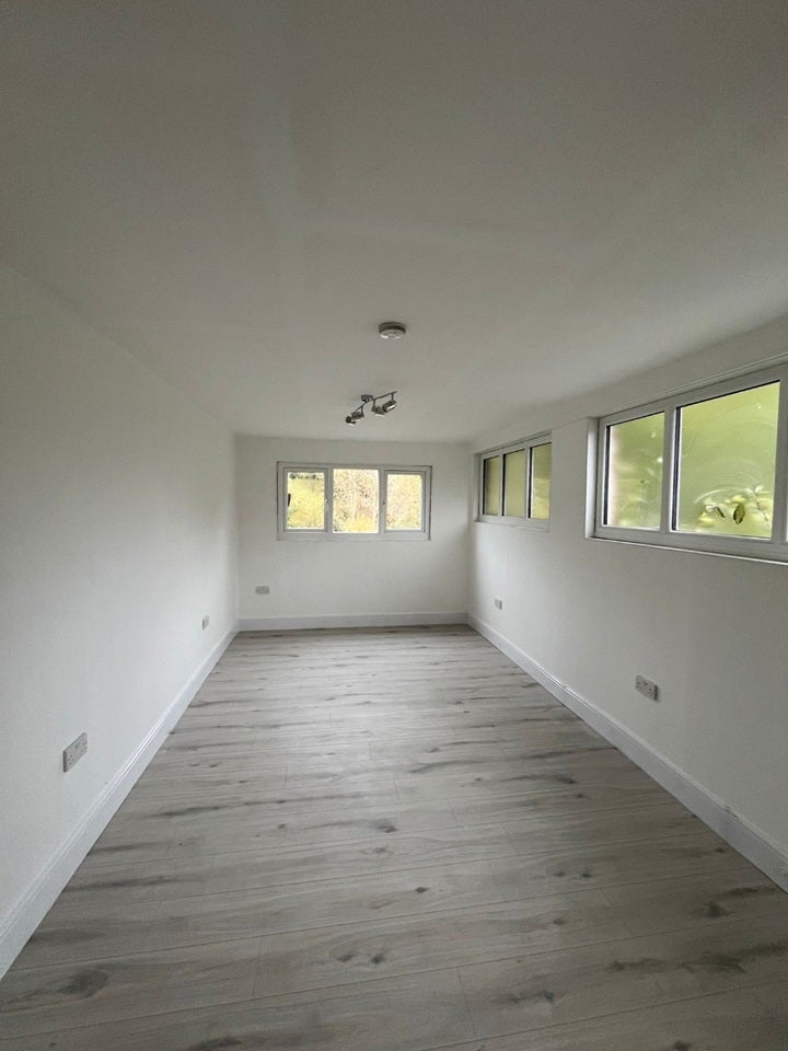 Flat Oaklands Avenue in Three Rivers