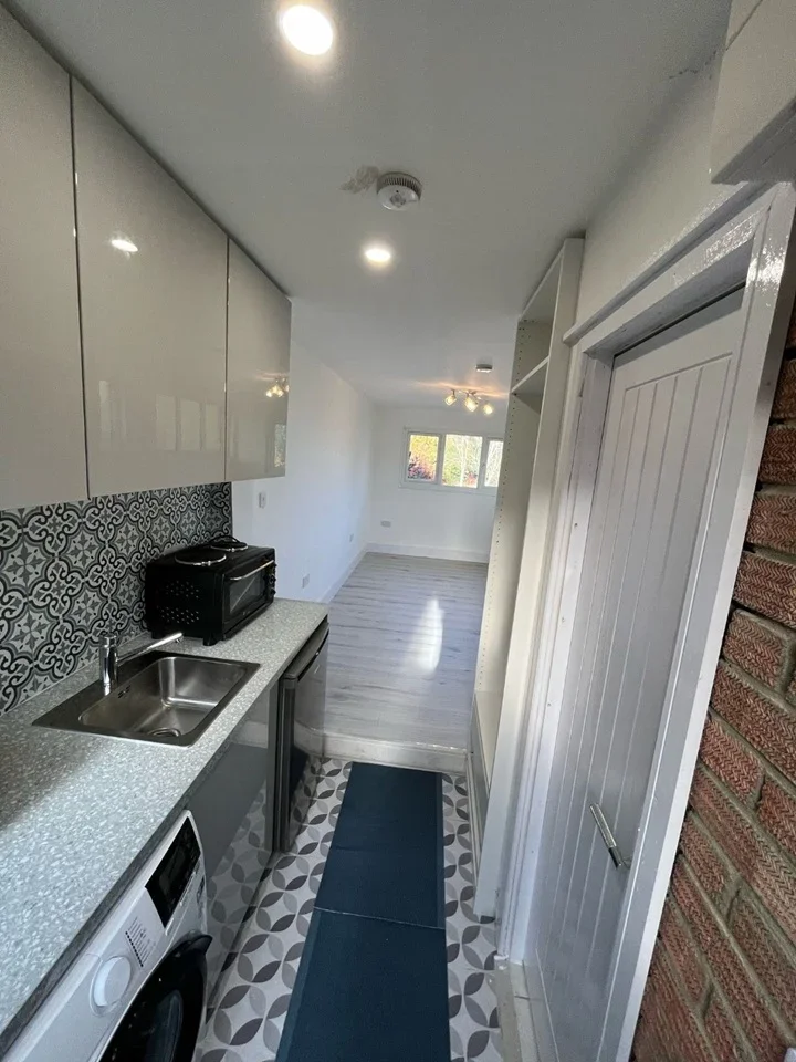 Flat Oaklands Avenue in Three Rivers