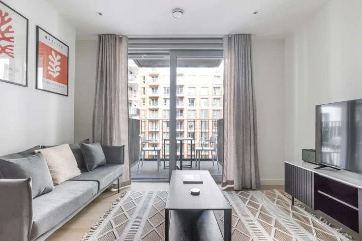 Flat Nine Elms Lane in Greater London