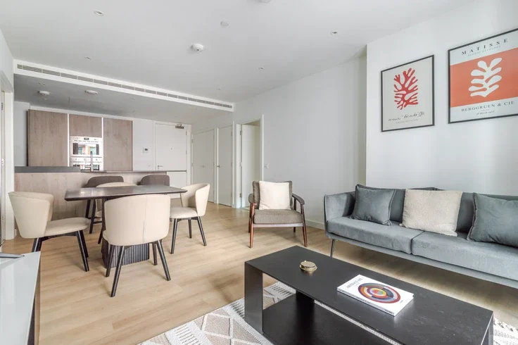 Flat Nine Elms Lane in Greater London