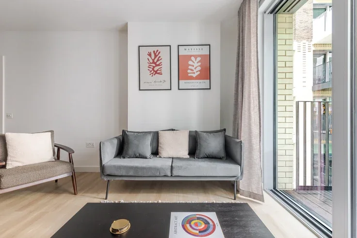 Flat Nine Elms Lane in Greater London