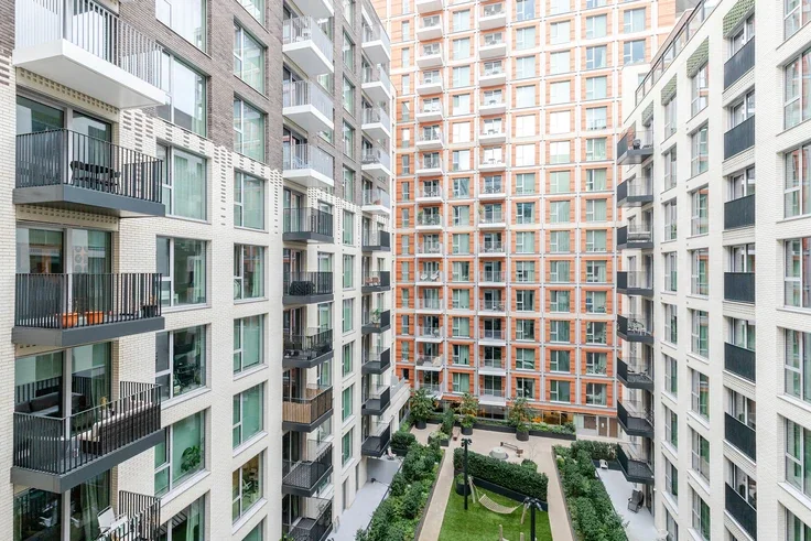 Flat Nine Elms Lane in Greater London