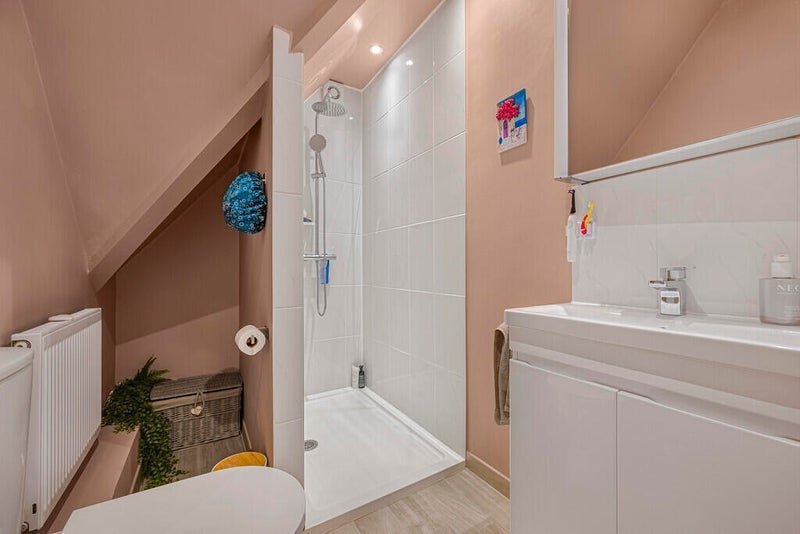 Room Martin Bowes Road in Greater London