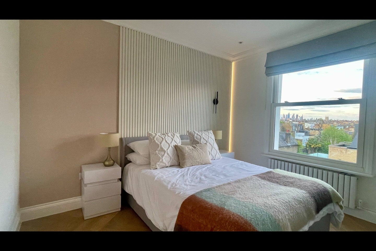 Flat Bennerley Road in Greater London