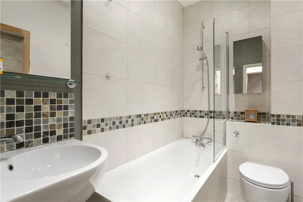Flat Rostrevor Road in Greater London