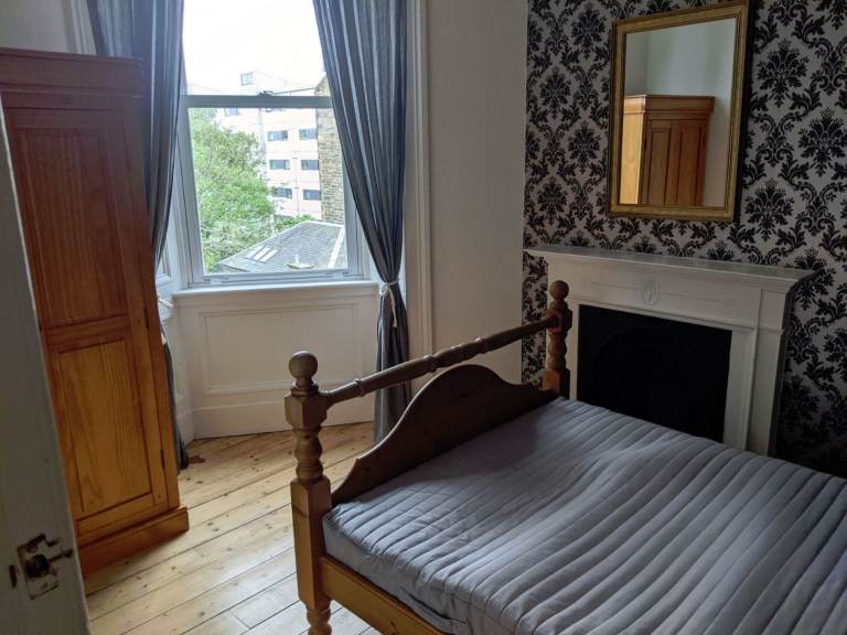 Flat Newhaven Road in City of Edinburgh