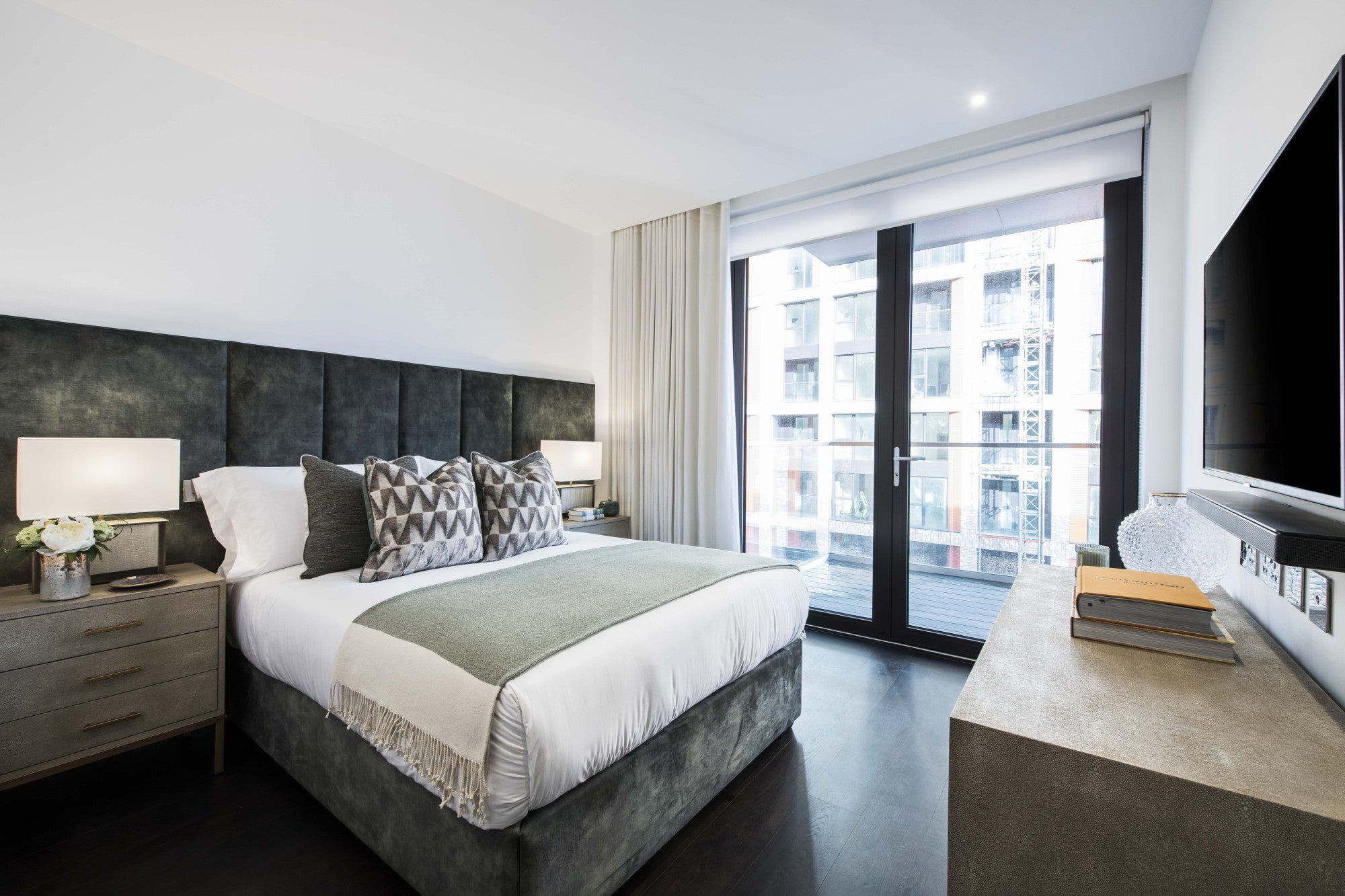 Flat Ponton Road in Greater London