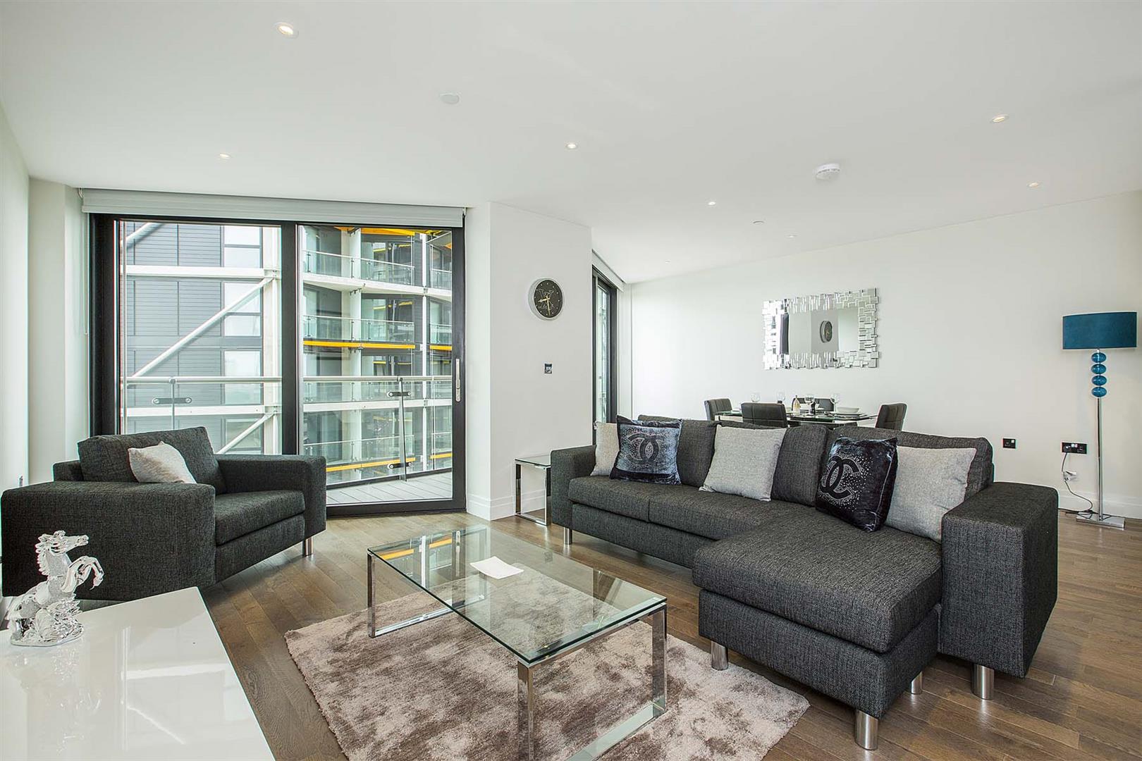 Flat Falcon Grove in Greater London