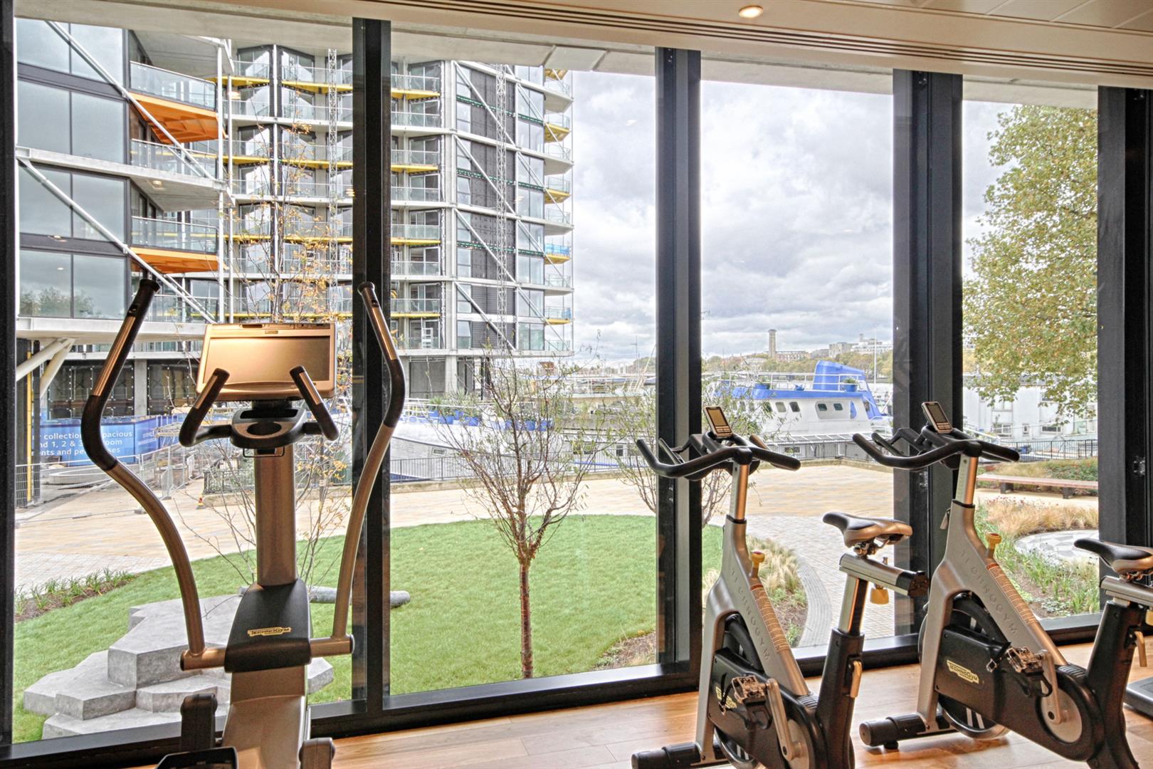 Flat Falcon Grove in Greater London
