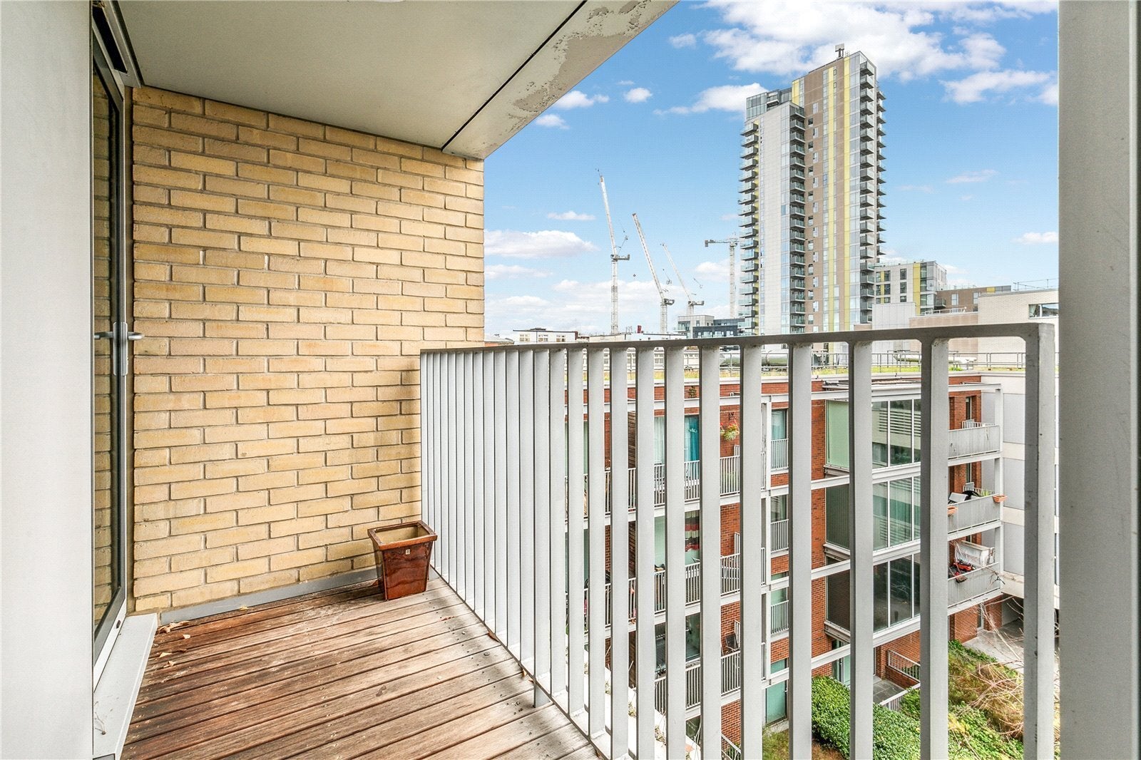 Flat Kayani Avenue in Greater London