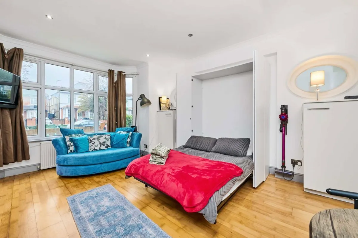 Flat Rodenhurst Road in Greater London