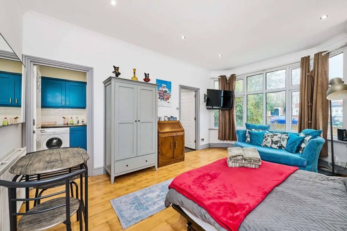 Flat Rodenhurst Road in Greater London