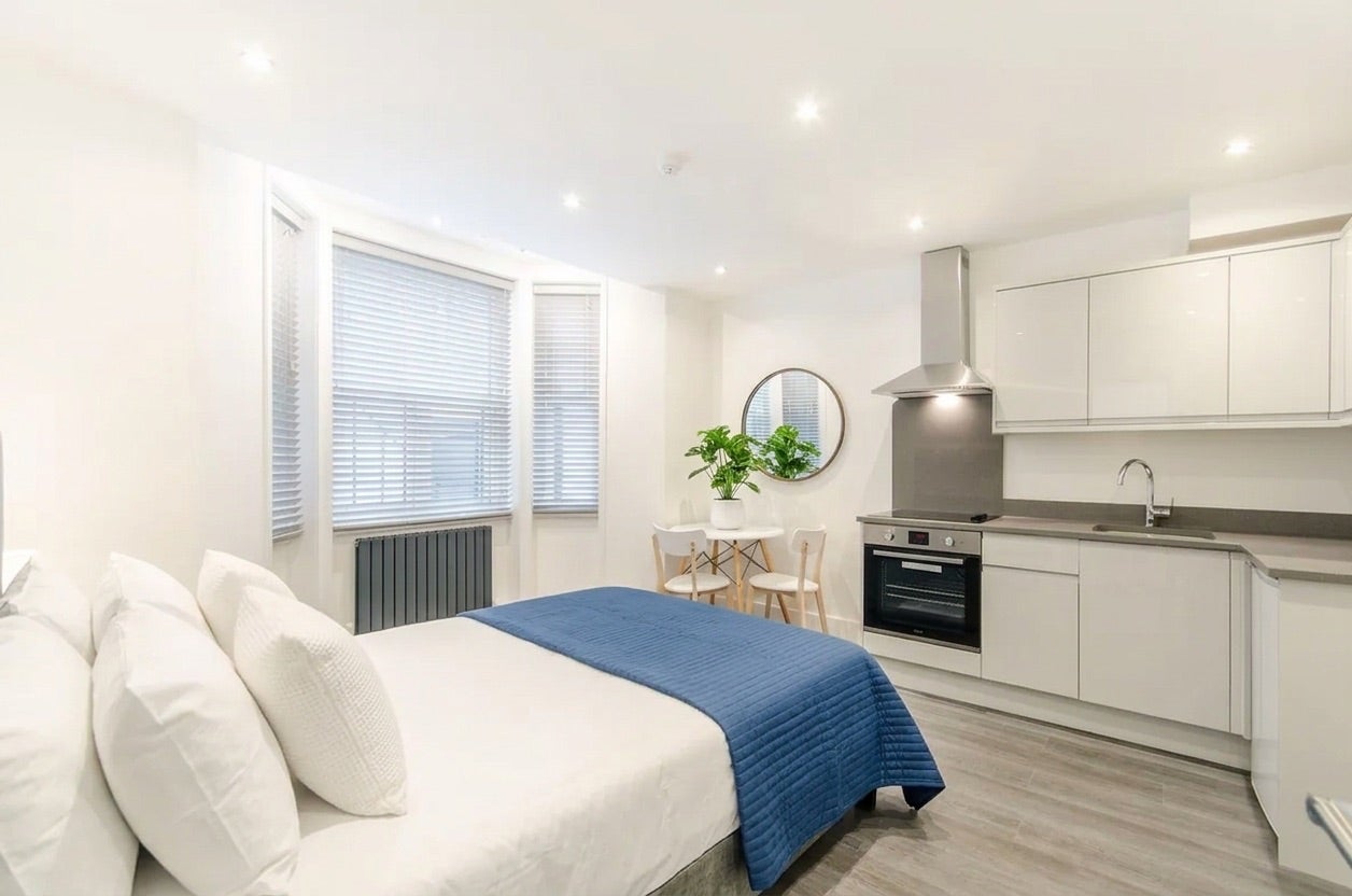 Flat Finborough Road in Greater London