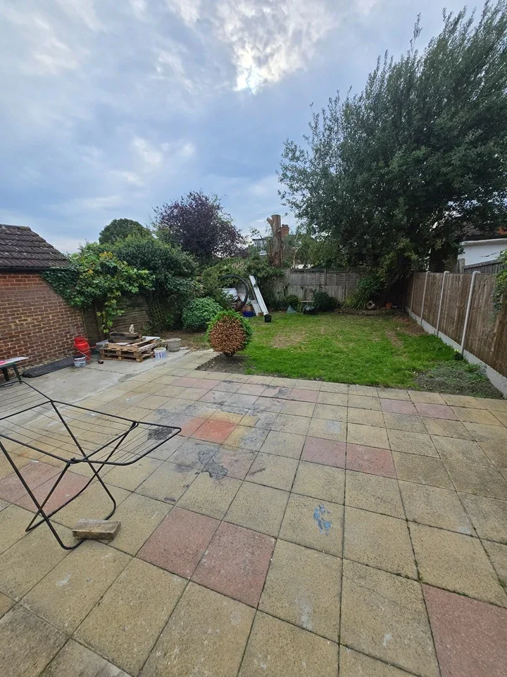 Flat Manor Avenue in Greater London
