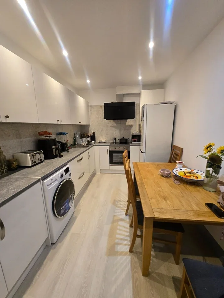 Flat Manor Avenue in Greater London