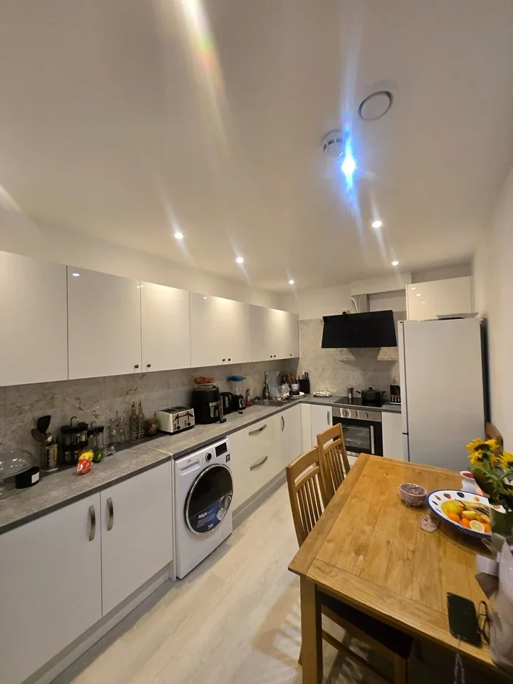 Flat Manor Avenue in Greater London