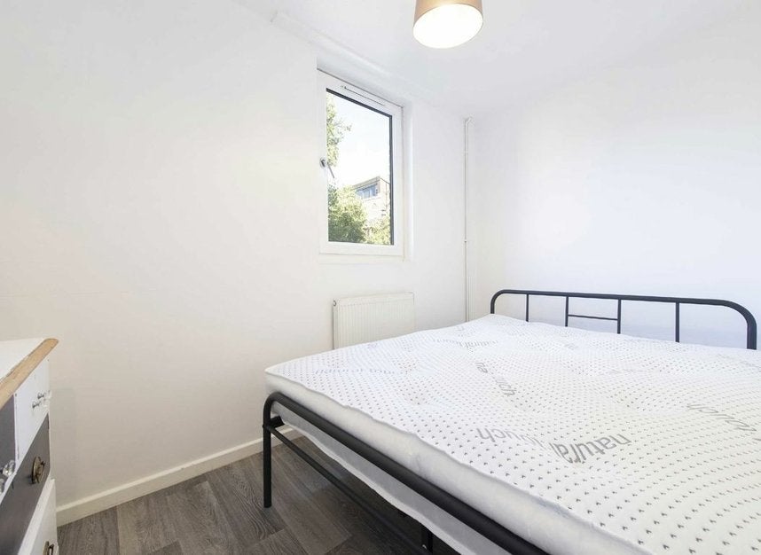 Flat Ashbrook Road in Greater London