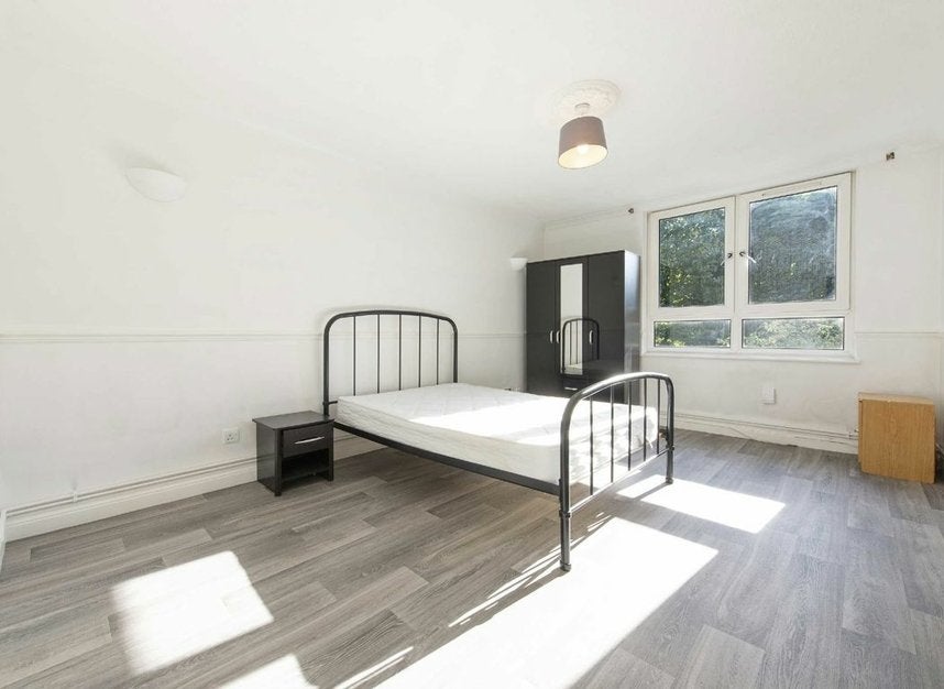 Flat Ashbrook Road in Greater London