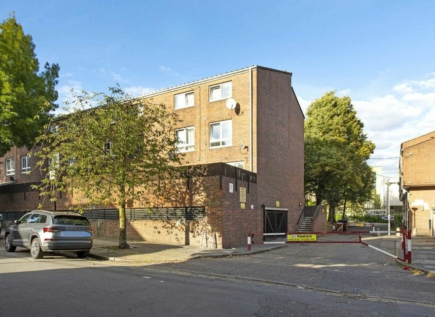 Flat Ashbrook Road in Greater London