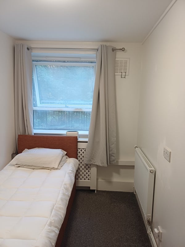 Room Tom Smith Close in Greater London