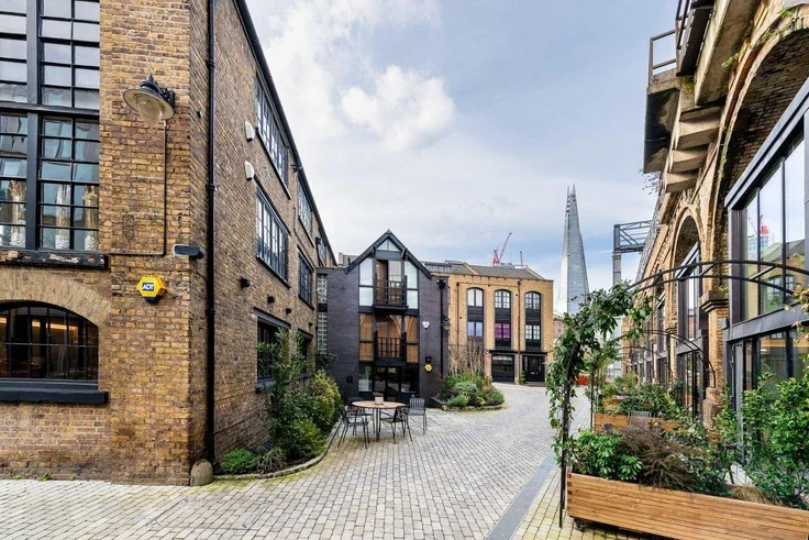 Flat Maltings Place in Greater London