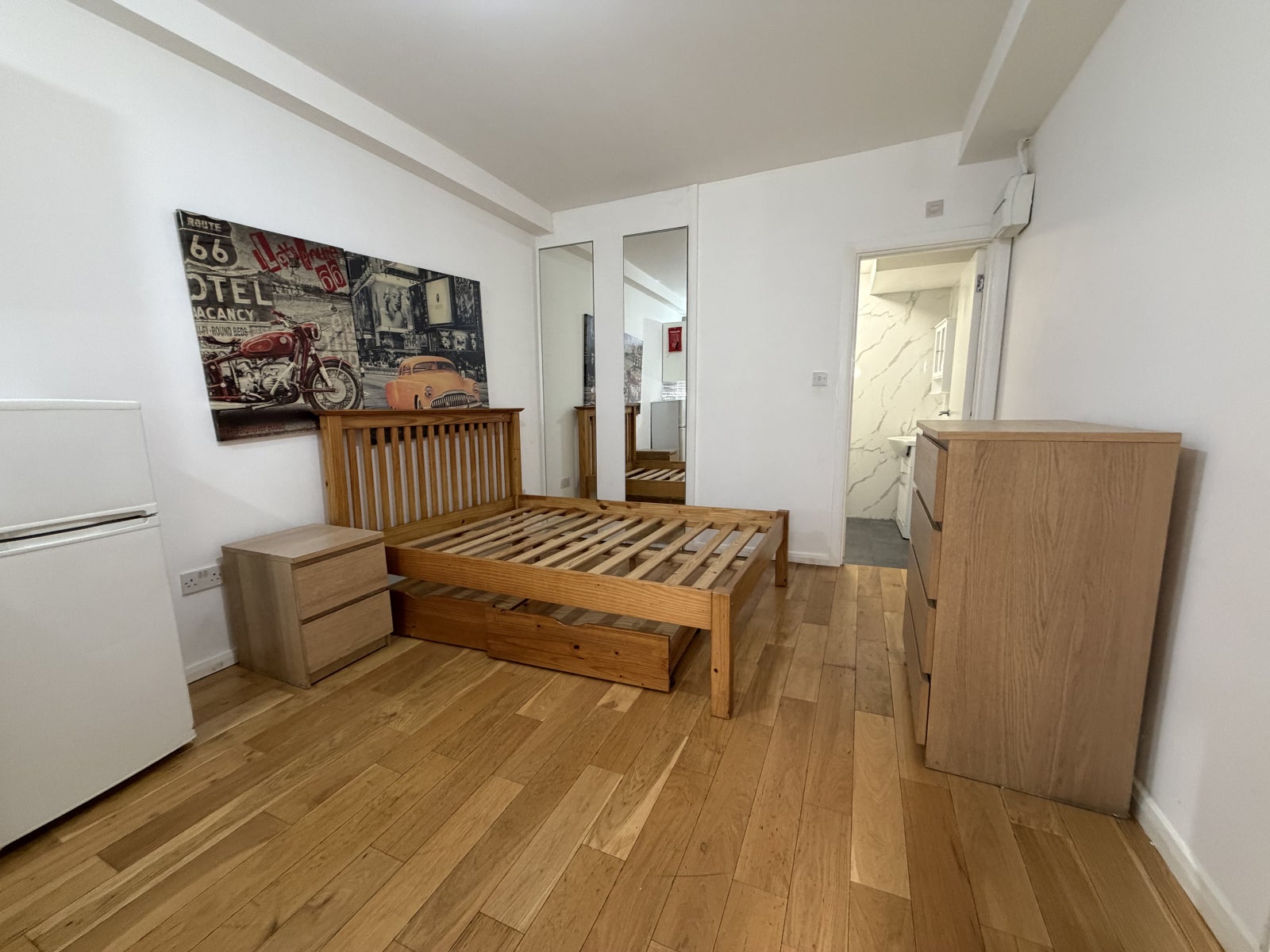 Flat Canning Crescent in Greater London