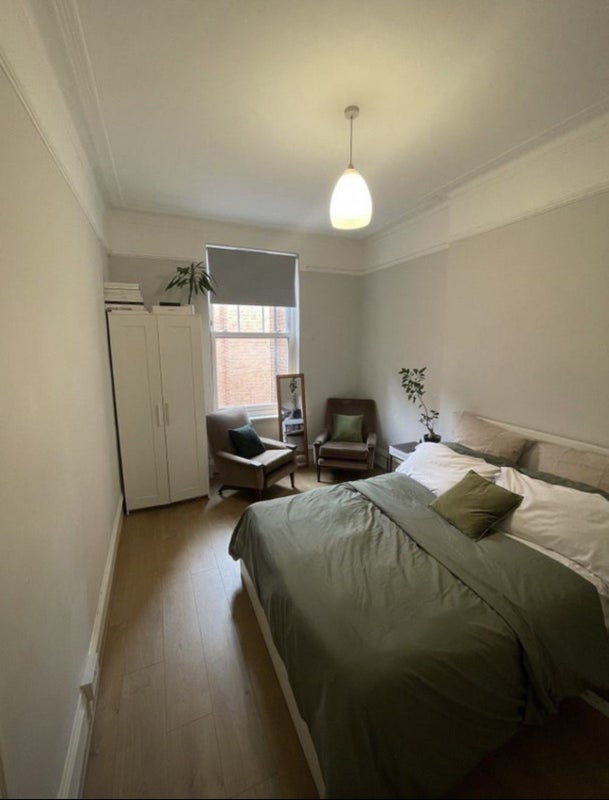 Room Bridges Place in Greater London