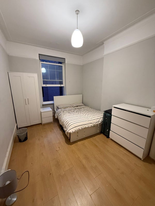 Room Bridges Place in Greater London