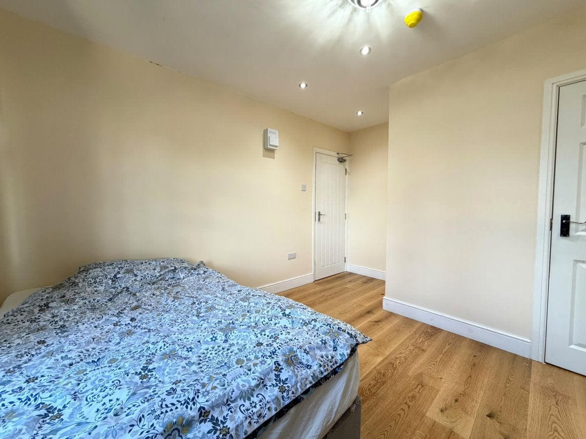 Room Parkside Way in London