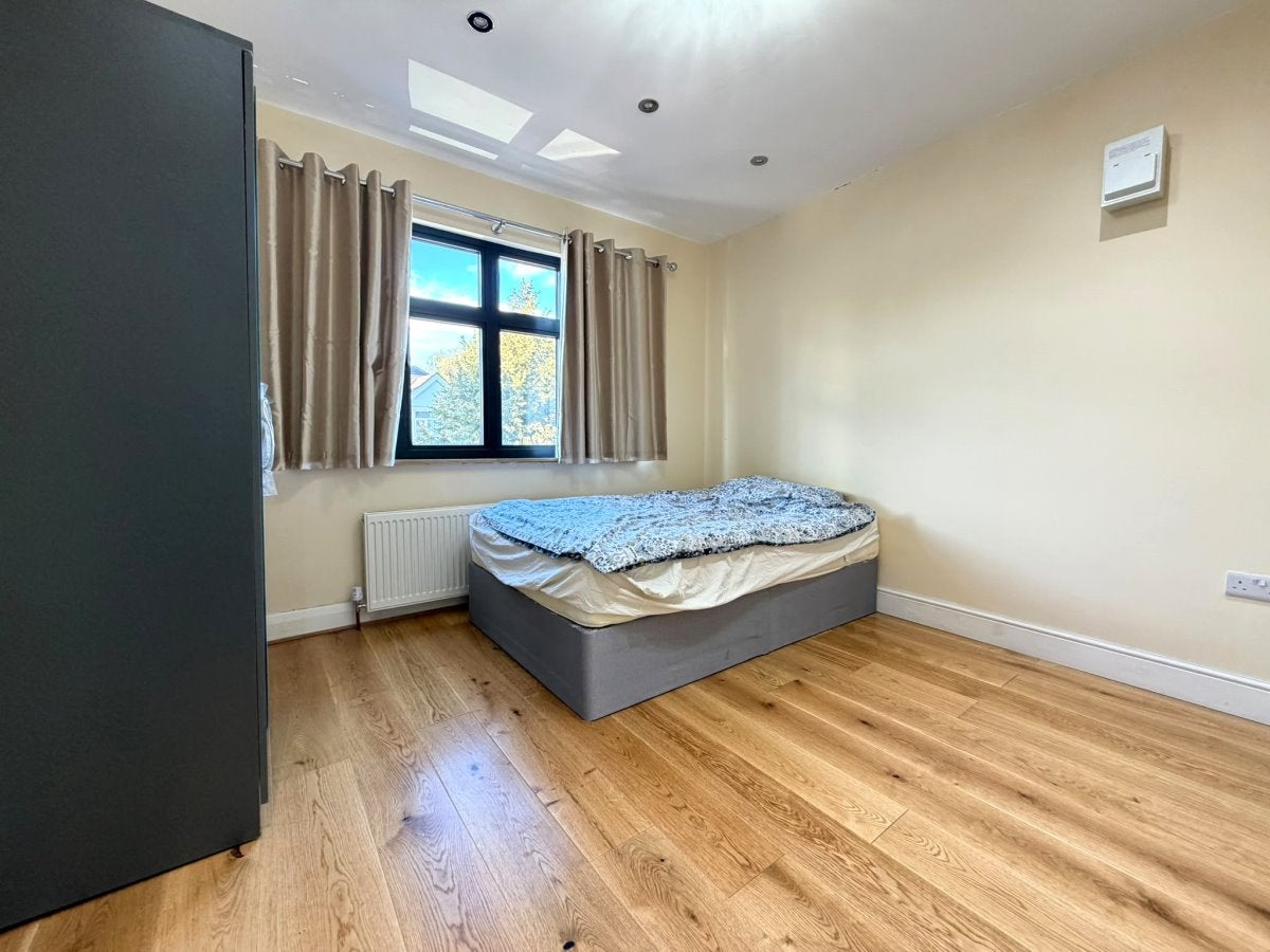 Room Parkside Way in London