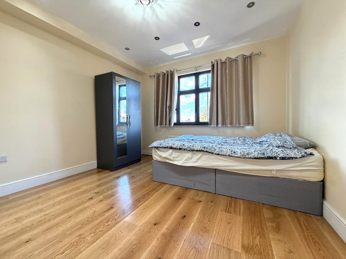 Room Parkside Way in London