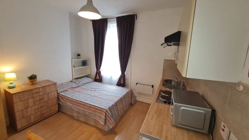 Flat Effingham Road in Greater London