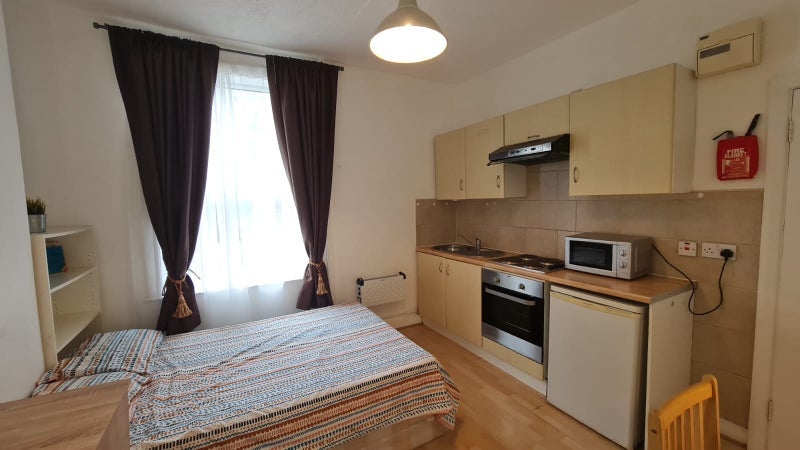 Flat Effingham Road in Greater London
