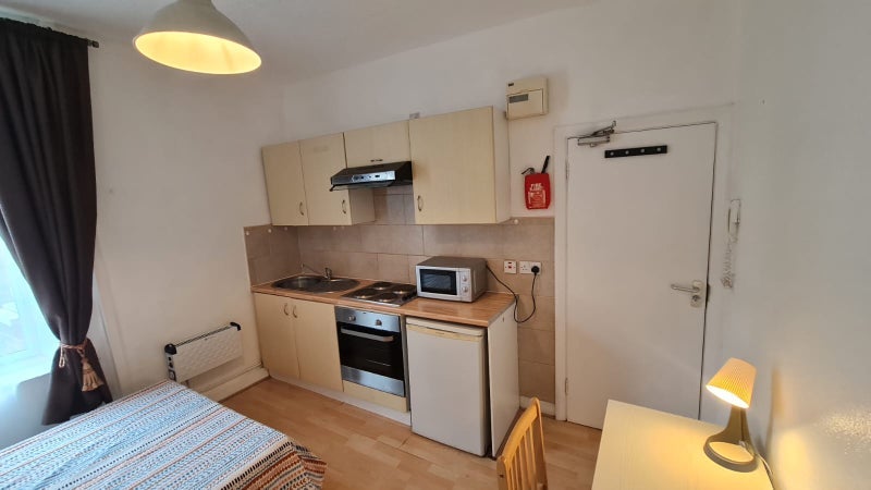Flat Effingham Road in Greater London