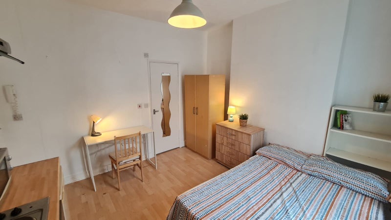Flat Effingham Road in Greater London