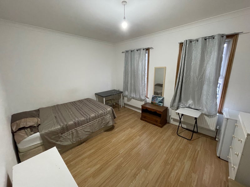 Room Leslie Road in Greater London