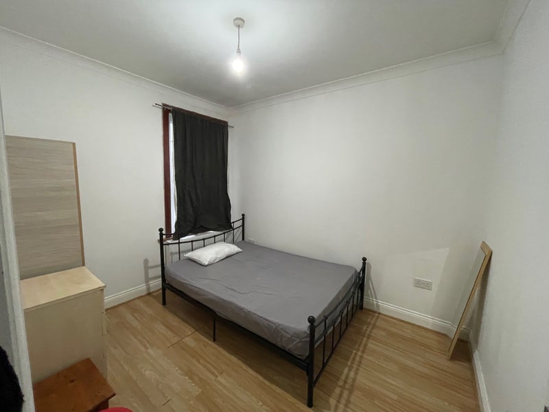 Room Leslie Road in Greater London