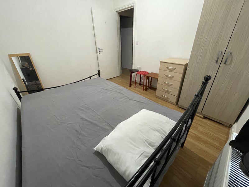 Room Leslie Road in Greater London