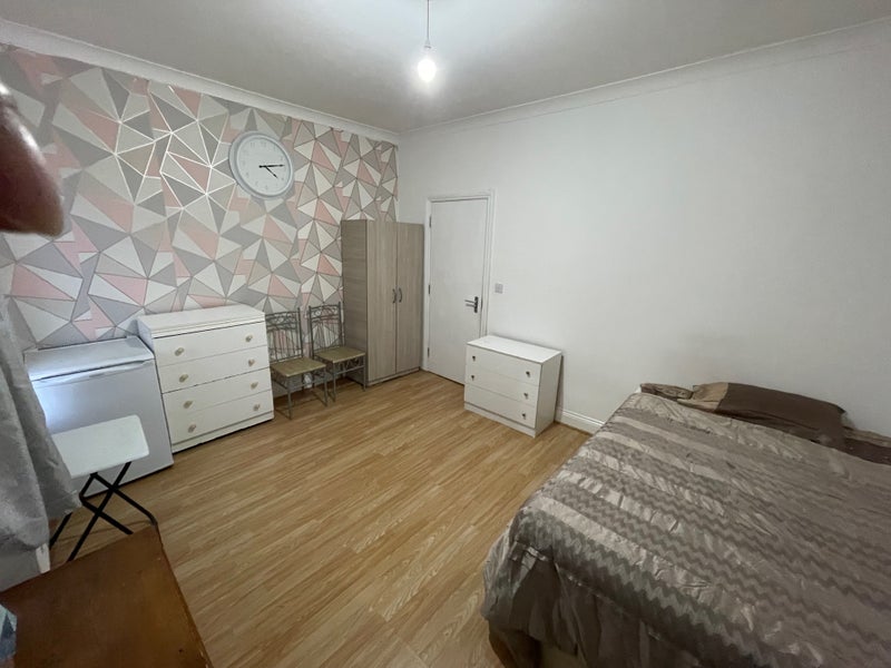 Room Leslie Road in Greater London